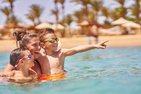 Mutter mit zwei Kindern im Meer